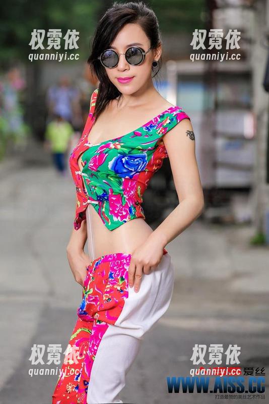 AISS爱丝(黄金版) - 从索菲的视角，穿行的每一步，写真图包里的情感流动。
