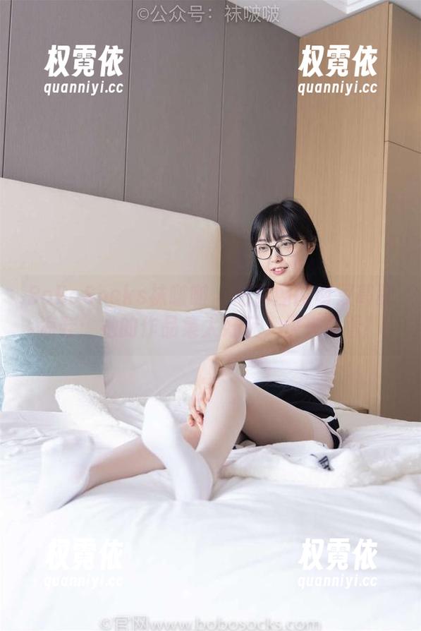 BoBoSocks袜啵啵-甜甜圈 BoBoSocks袜啵啵 - 甜甜圈的两双高跟凉鞋:她的作品集太好玩,快来看看!