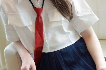 MFStar模范学院 – 每张艾莉Evelyn的皮衣照片都在说：“你也来试试，涂黑色指甲油，小心别被路人点赞。”