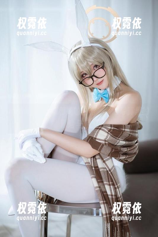 Momoko葵葵和她的白裙，高清写真里的冒险与轻盈