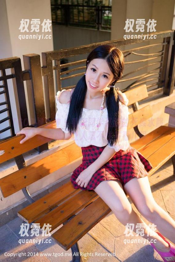 TGOD推女神 - 看潇同学最新的死库水照片，真会挑，让人忍不住多看几眼。