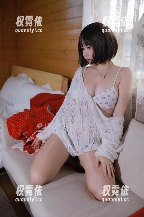 Tina很妖孽呀+浴缸，有种奇妙的福利气息，原图里似乎藏着细腻的幽默感。