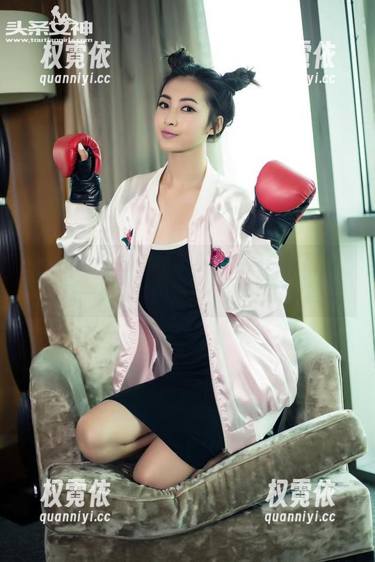 TouTiao头条女神-小小鱼 TouTiao头条女神 - 小小鱼黑白作品集,最新一弹引发的联想值得细细品味。
