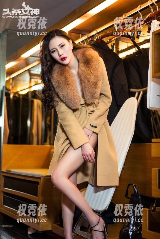 TouTiao头条女神-林依依 TouTiao头条女神 - 林依依的豹纹最新写真,真是迷离又充满惊喜!