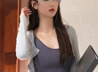 Xiuren秀人网 – 凭什么说眼镜是“nerd”的专利？Emily尹菲的套图让你重新认识！