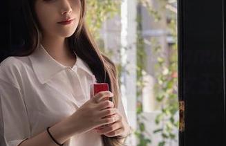 Xiuren秀人网 – 美图党在Manuela玛鲁娜这里，下载一键就能变成女王迷吗？