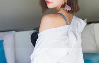 Xiuren秀人网 – 白色迷惑——萌琪琪Irene的私房图包就像一首无声的情诗。