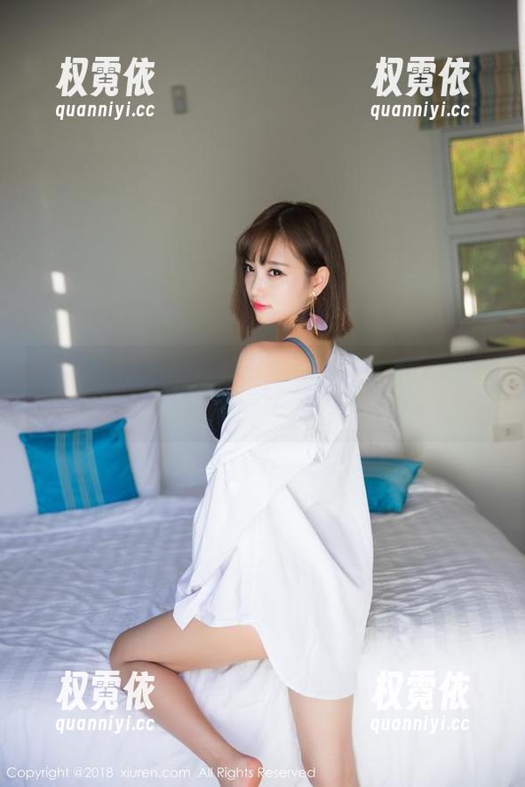 Xiuren秀人网 - 白色迷惑——萌琪琪Irene的私房图包就像一首无声的情诗。