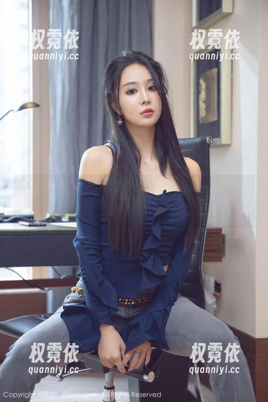 YouMi尤蜜荟 - 周大萌的牛仔裤写真，正所谓不在乎走光，而在乎走神。