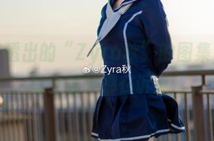 从浴室透出的“Zyra秋”的图集，仿佛每个细节都在诉说…