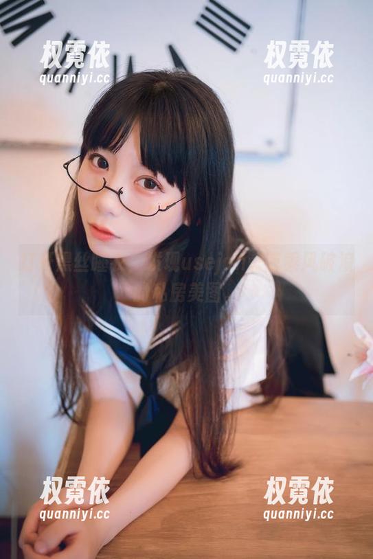 打开黑丝睡衣，发现usejan蓝蓝乘风破浪的私房美图。