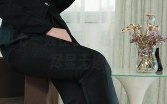 丽柜 – 小七一贱在手，私拍作品里的丝情尽显无遗。