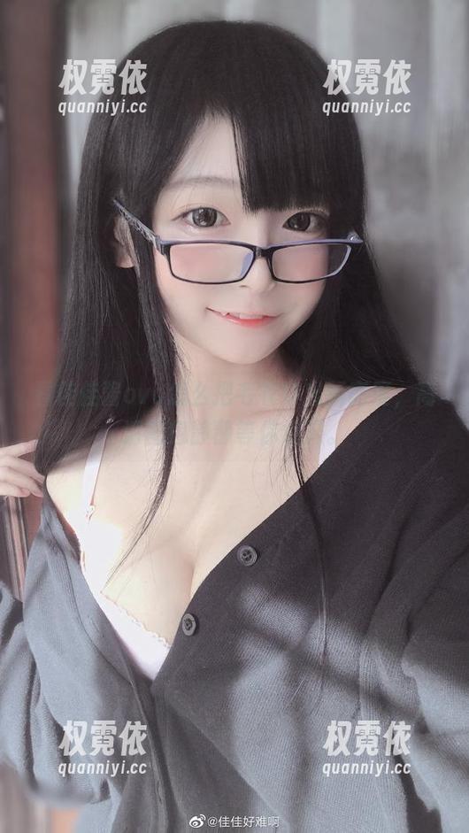 佳佳酱ovo 看佳佳酱ovo怎么把毛衣穿出新高度,高清图包静静等你点开。