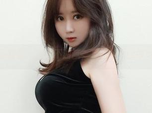 依依超级懒：私拍不油腻，反倒让人觉得亮眼。