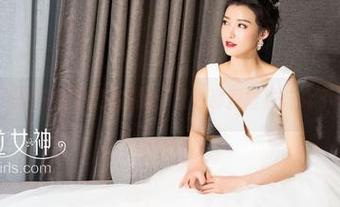 克拉女神 – 瑞莎的腿晒到在线，只为那双丝袜与众不同的光泽。