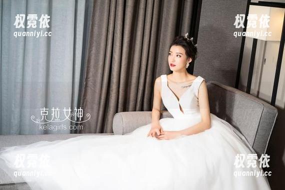克拉女神 - 瑞莎的腿晒到在线，只为那双丝袜与众不同的光泽。