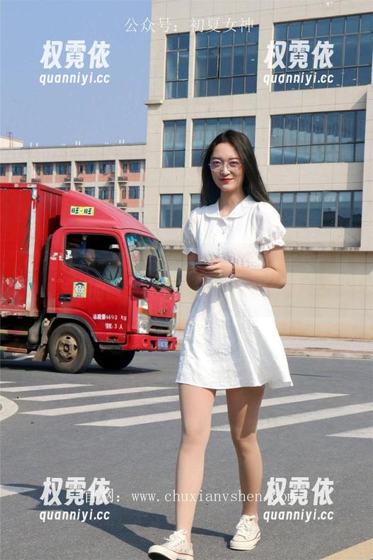初夏女神-柒柒 初夏女神 - 有她在的学院,绝对没有严肃!柒柒的高清图集,让你乐得肚子疼!