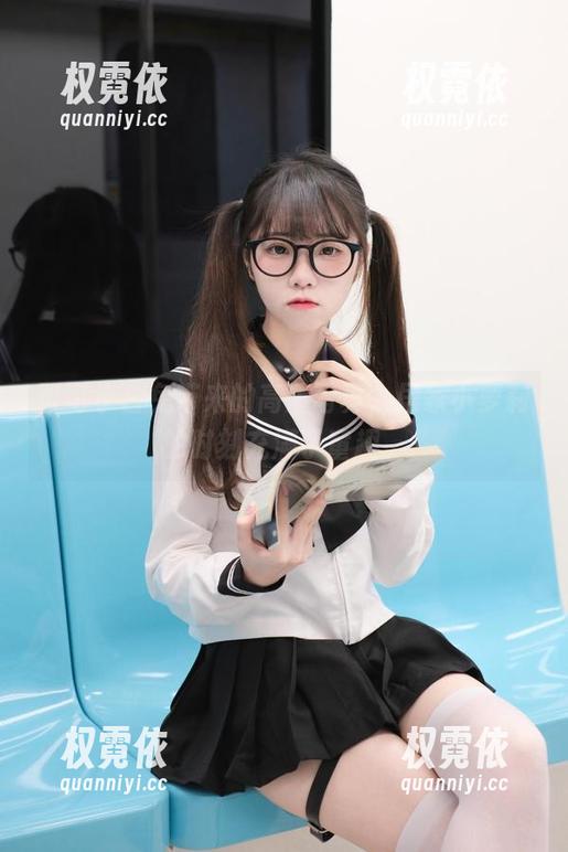 可可小白兔带来的高清写真，居家小萝莉的时刻充满了童趣。