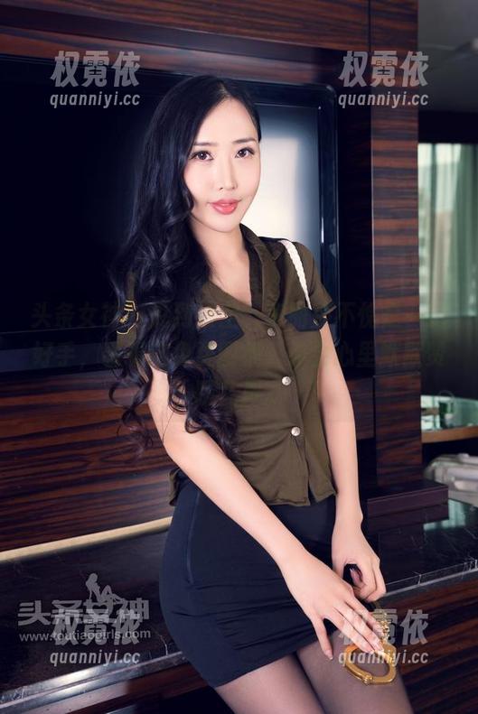 头条女神 - 说到镂空，李丽莎不愧是一把好手，看看这免费图集，你会心里默默赞叹几声。