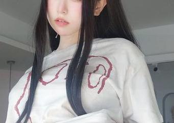 私房图集里的女主K，一言不合就变身旅行大姐头，打败了所有沙滩拖鞋！