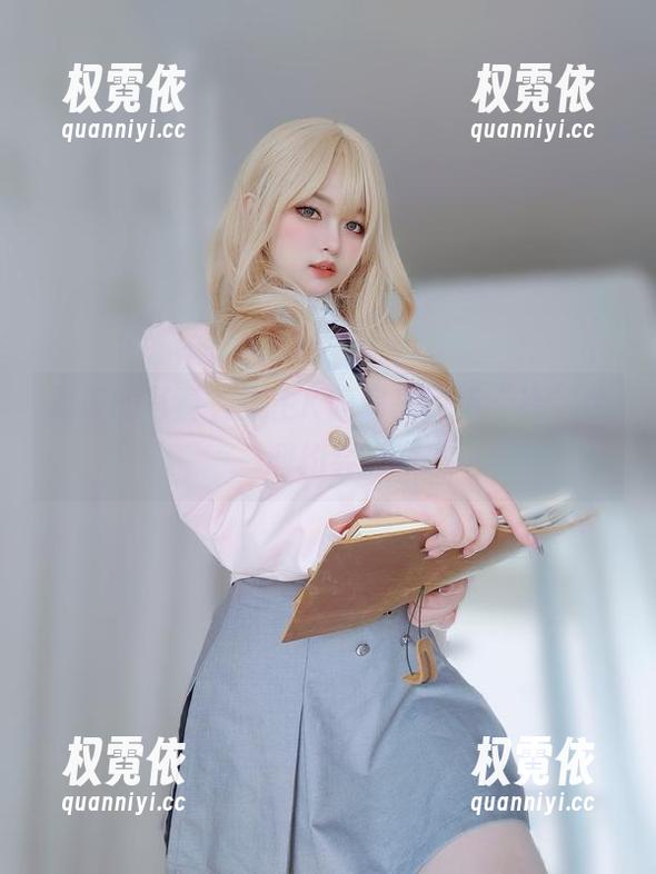 夏天的写真，女主K偏偏来了场“冷”色调约会。