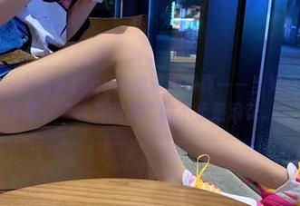 微密圈 – 小仙女ELaine的泳池写真——当她跃入水中时，“水花四溅”的不止是浪花。