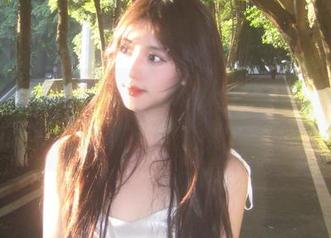 这次的套图更新，怡子yiii跟她的牛仔裤，说不定在哪天的街角再次相遇。
