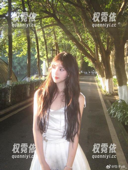这次的套图更新，怡子yiii跟她的牛仔裤，说不定在哪天的街角再次相遇。
