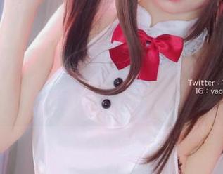 摇摇乐yoyo的私拍水手服，挺括的样子让人觉得好像不碰又可惜。