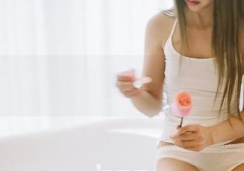 果团网 – 妲己_Toxic这套牛仔裤原图，明明很普通，结果她穿出了新高度？