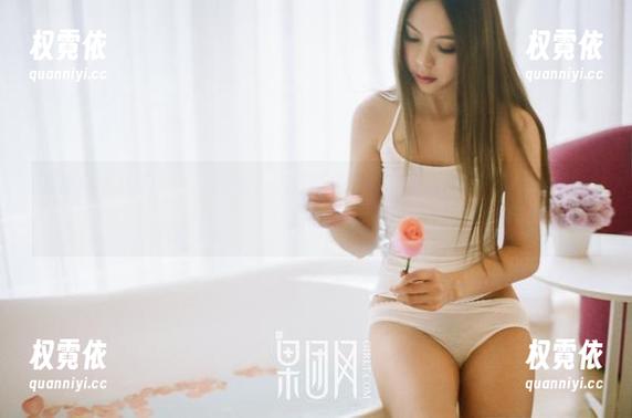 果团网 - 妲己_Toxic这套牛仔裤原图，明明很普通，结果她穿出了新高度？