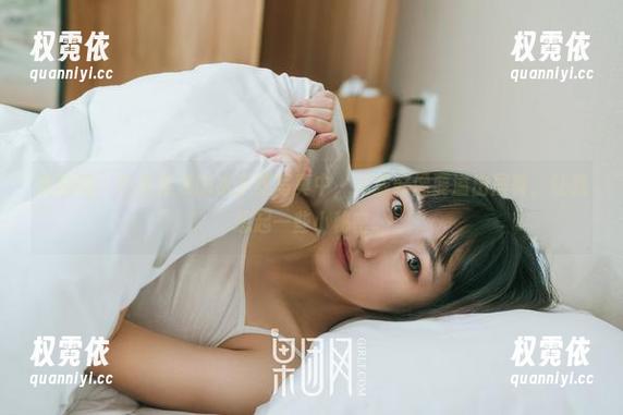 果团网 - 在莫雅淇的水手服写真中，资源好像要溢出屏幕，让我想起一些小秘密。