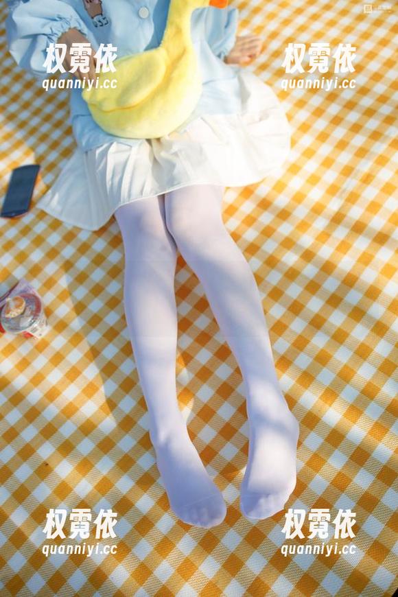 森萝财团更新的蓝色格子裙写真，谁能抵挡这种小迷离？