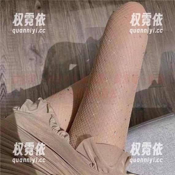 微密圈 - 看猪小七穿礼服，美图每一张都是在勾引你的目光。