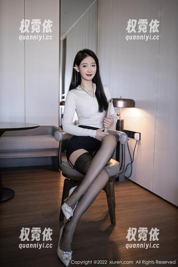 秀人网-李可可 秀人网 - 摆在眼前的李可可:教室里的写真,每一页都是心思涌动的暗示。