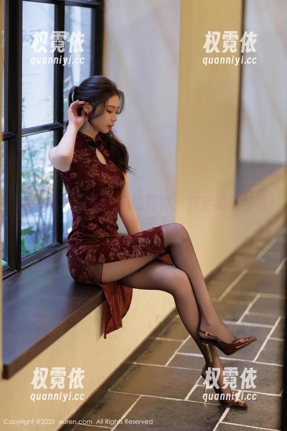 秀人网 - 糖糖学姐的写真：搞定甜美与才华的完美平衡