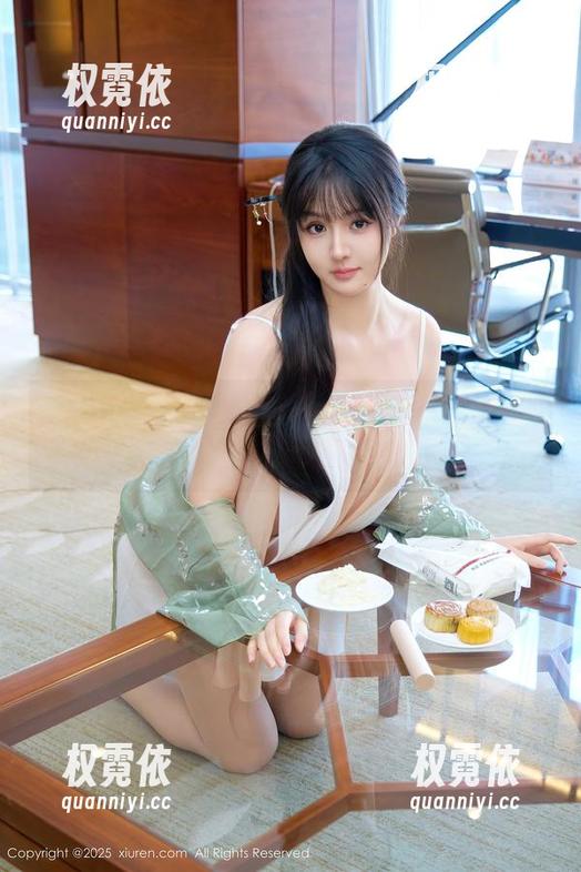 秀人网 - 黄可Christine的制服套图：光影之间的挑逗，比制服本身更撩人。