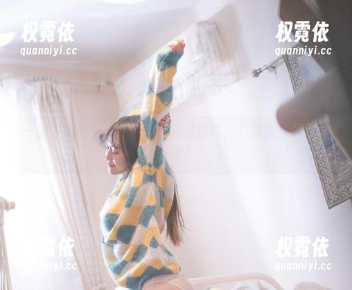一组脱尾巴Mizuki的职业装图片，下载快乐伴你一整天！