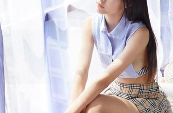 蜜桃社 – 小魔女lily的吊带特辑：照片里面的她，分分钟让人想学习挂衣服！