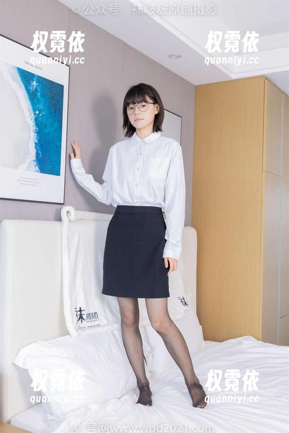袜啵啵 - 小甜豆户外写真：远离城市喧嚣，哎呀，背景总是太完美，迷人又让人捉急。