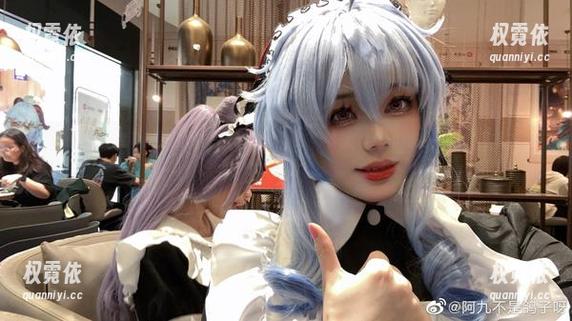 阿九从不咕咕吧唧吧唧啃圣诞饼干的同时，她的新合集值得一看，真想伸手拿过去！