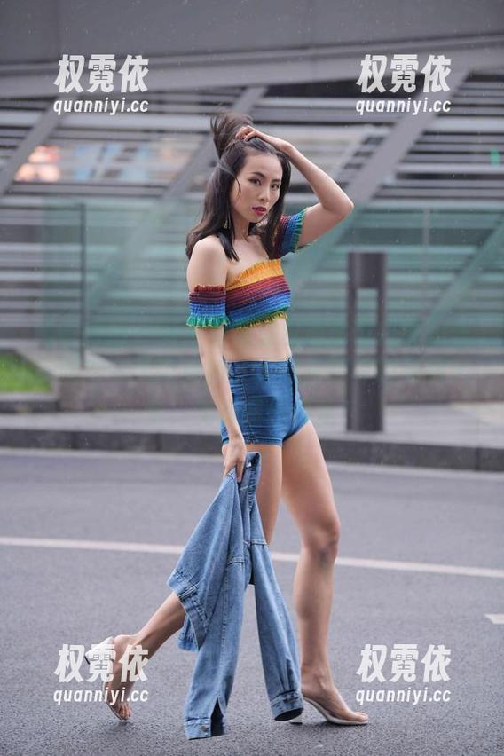 魔镜街拍 - 有没有见过白色吊带搭配黑丝美腿？今天带来的，大概是婷婷的美腿大全，免费图册领走！