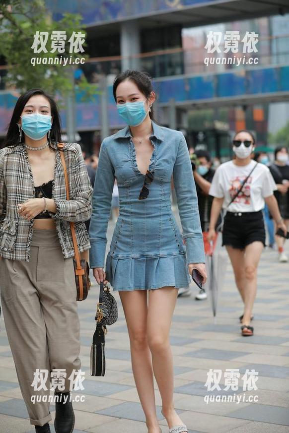 魔镜街拍 - 包臀灰裙与薄丝：婷婷的OL日常美图分享