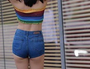 魔镜街拍 – 婷婷的黑丝合集：一双腿的工作日常，不同寻常的魅力！
