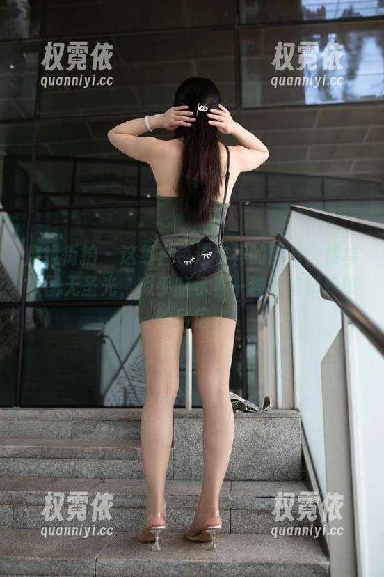 魔镜街拍-楼楼 魔镜街拍 - 这组白色连衣裙的照片,楼楼原图无圣光,似乎暗示着一种不追求修饰的自信。