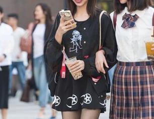 魔镜街拍 – 蓝色泳衣中的芝芝，等着你戳进她的全套写真