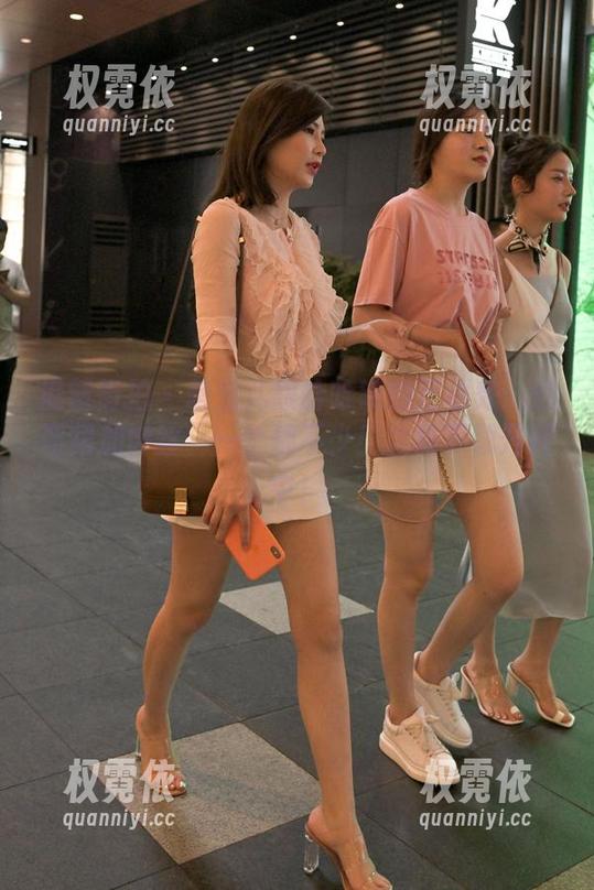魔镜街拍 - 萌宝儿跟哈哈镜的互动秀：包臀裙加肉丝，一个都不少！全集下载开挂中！