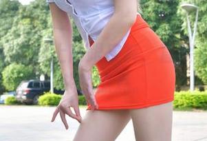 魔镜街拍：穿上高跟皮裤，直接上升到街头的焦点。
